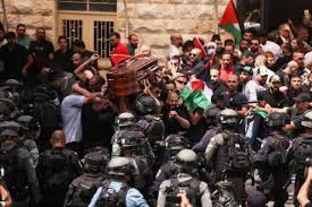 اشتباكات بين فلسطينيين والشرطة الإسرائيلية أثناء تشييع جنازة شيرين أبو عاقلة