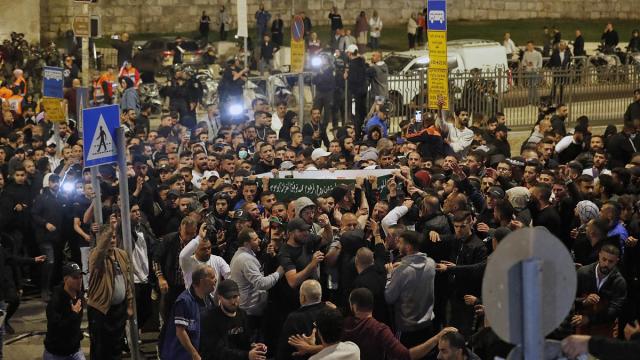 اشتباكات بين فلسطينين وقوات الاحتلال خلال تشييع جنازة شاب استشهد على يد القوات الإسرائيلية