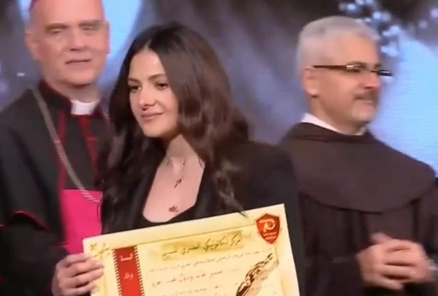 دنيا سمير غانم تتسلم تكريم والديها من مهرجان المركز الكاثوليكي