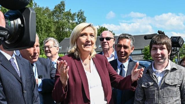مرشحة سابقة للرئاسة الفرنسية تتعرض للرشق بالبيض خلال جولة ميدانية