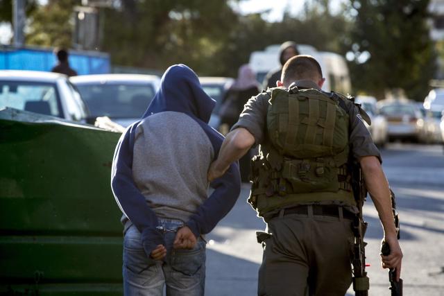 قوات الاحتلال تعتقل 11 فلسطينيا وتصادر أموالا من الضفة