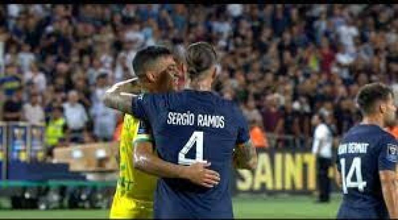 مصطفى محمد يعانق راموس عقب مباراة باريس سان جيرمان بكأس السوبر الفرنسي