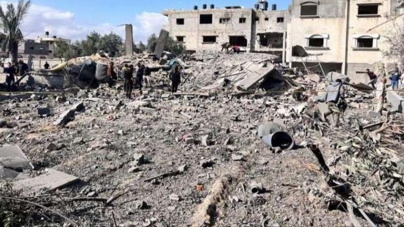 الاحتلال الإسرائيلي يقصف منطقة سكنية بدير البلح وسقوط عشرات الشهداء