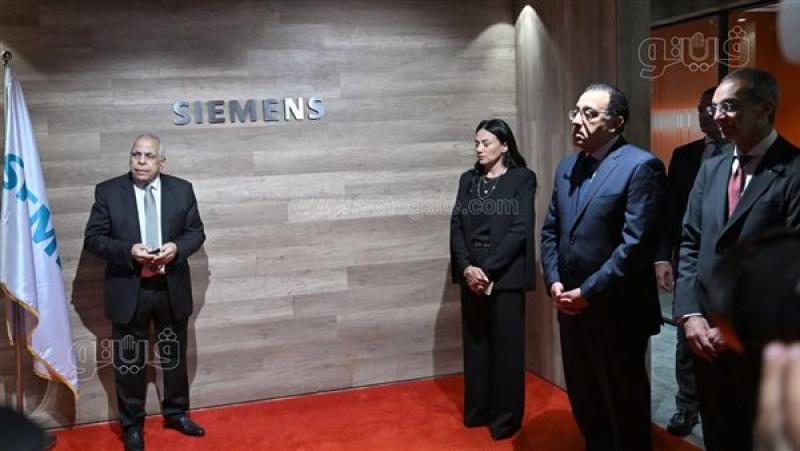 رئيس الوزراء يتفقد شركة سيمنز المتخصصة في تطوير برمجيات الصناعات الرقمية