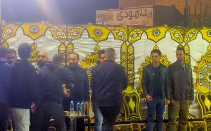 أحمد حلمي يتلقى العزاء في وفاة شقيقه بمسقط رأسه ببنها